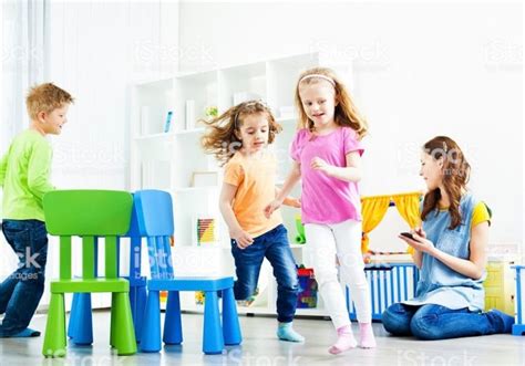 Musical chairs .